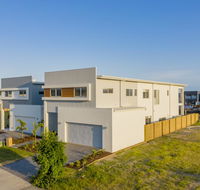 HomePlus -Fabulous Waterfront Dream Holiday House - Accommodation China