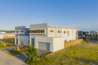 HomePlus -Fabulous Waterfront Dream Holiday House