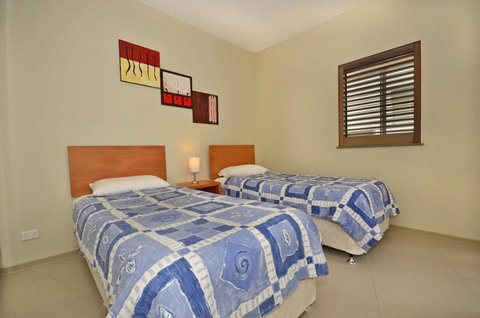 Jomar U1, 21 McIlwraith Street, Moffat Beach - Accommodation China 1