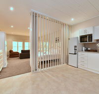 King I - you can honestly walk to Bimbadgen and Hope Estate concerts - Accommodation Asia