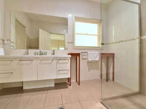 King Retreat Estate - You Can Honestly Walk To Bimbadgen And Hope Estate Concerts - Accommodation Asia 3