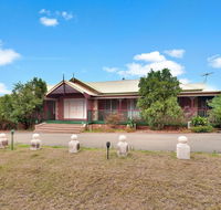 King Retreat Estate - you can honestly walk to Bimbadgen and Hope Estate concerts - Accommodation Asia