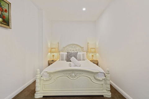 KOZYGURU Belrose Modern Designer 2 Bed + FREE Parking - Accommodation Asia 2