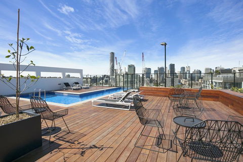 KOZYGURU SOUTH BRISBANE CITY VIEW 2 BED APT+ FREE PARKING QSB027-708 - Accommodation Guide 2