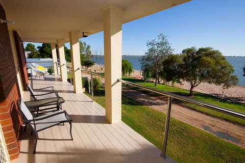 Lake Boga Waterfront Holiday House - Accommodation Asia 1