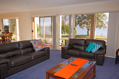 Lake Boga Waterfront Holiday House - Accommodation Asia 2