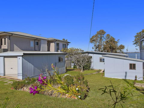 Lakes Edge Cottage - Accommodation Asia 2