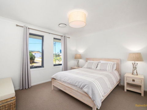 Lakeside Luxury - 13 Lake Street - Accommodation Asia 3
