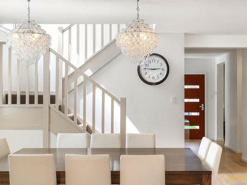 Lakeside Luxury - 13 Lake Street - Accommodation Asia 1