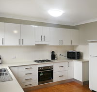 Large 5-Bedroom House with Wifi  Netflix Close to Taronga Western Plains Zoo