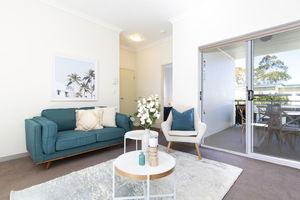 Light, bright and spacious unit close to beaches