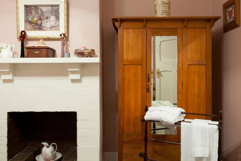 Linfield Cottage - Accommodation Guide 3