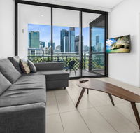Luxe Apartment with Balcony and Pool Near Galleries