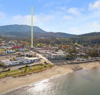 Luxurious Apartment A Stones Throw From The Beach - Accommodation Asia