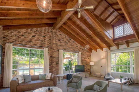 Luxurious Home On 5 Acres, Close To CBD - Sleeps 18 - Accommodation Asia 0
