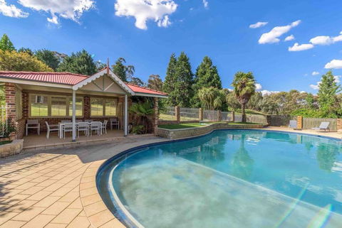 Luxurious Home On 5 Acres, Close To CBD - Sleeps 18 - Accommodation Asia 1