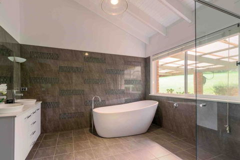 Luxurious Home On 5 Acres, Close To CBD - Sleeps 18 - Accommodation Asia 3