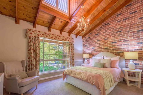 Luxurious Home On 5 Acres, Close To CBD - Sleeps 18 - Accommodation Asia 2