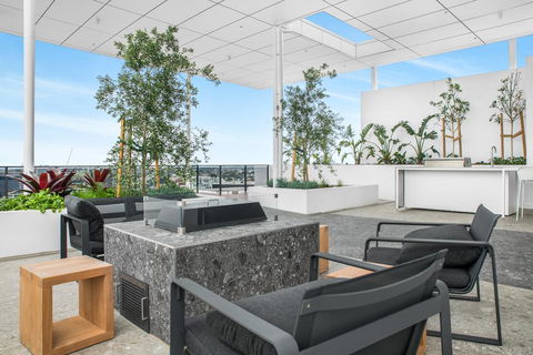 Luxury Apartment - Superb Space And Location! - Accommodation Guide 3