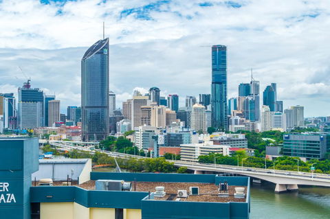 Luxury River City Views With Pool, Gym, Cafe, WiFi, Hospital - Accommodation Asia 2