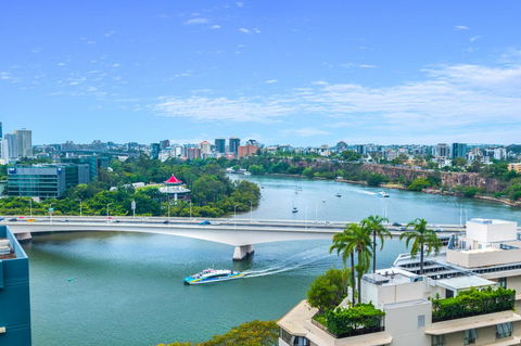 Luxury River City Views With Pool, Gym, Cafe, WiFi, Hospital - Accommodation Asia 0