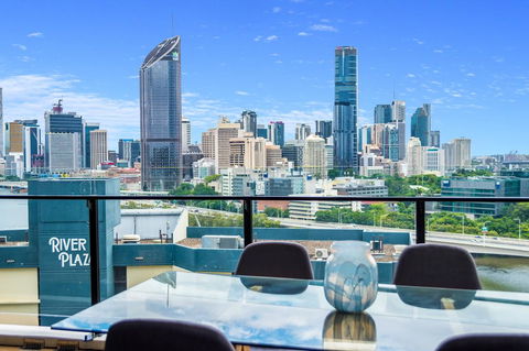 Luxury River City Views With Pool, Gym, Cafe, WiFi, Hospital - Accommodation Asia 1
