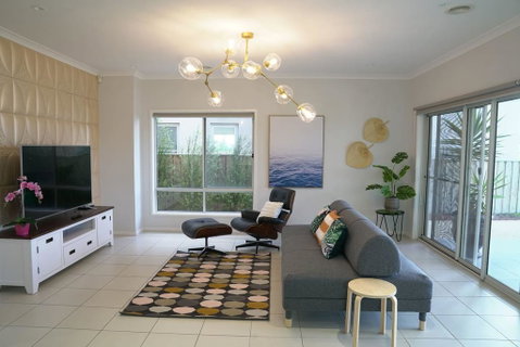 Luxury Waterfront Villa In Sanctuary Lakes - Accommodation Guide 0