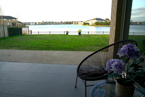 Luxury Waterfront Villa In Sanctuary Lakes - Accommodation Guide 1
