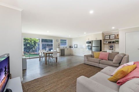Lyons Cottage - A Quaint Whalers Cottage In Heart Of Port Fairy - Accommodation Asia 1