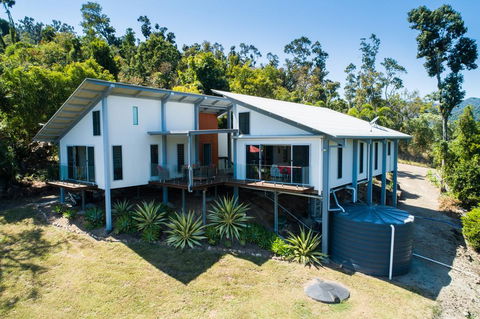 MANDALAY ESCAPE, SECLUSION & SERENITY WITH A POOL - Accommodation Asia 2