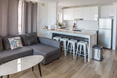 Manly Beachfront Apartment - Accommodation Asia 3