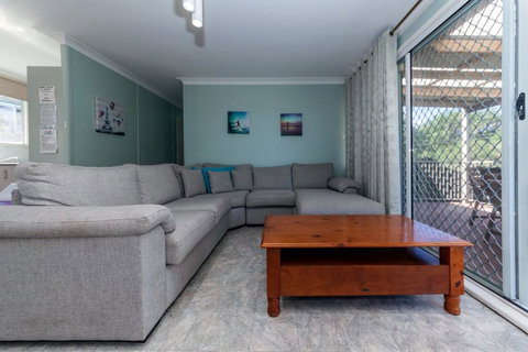 Marine Drive, 32 - Accommodation Guide 1