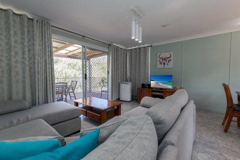 Marine Drive, 32 - Accommodation Guide 0