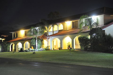McNevins Warwick Motel - Accommodation Guide 3