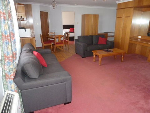 McNevins Warwick Motel - Accommodation Guide 1