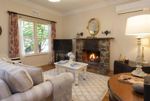 Merrow Cottages - Gatehouse - Accommodation Asia 3