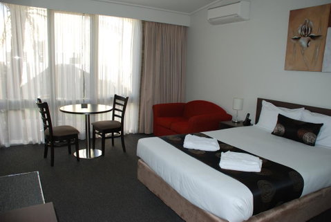 Mitchell On Main - Accommodation Guide 1