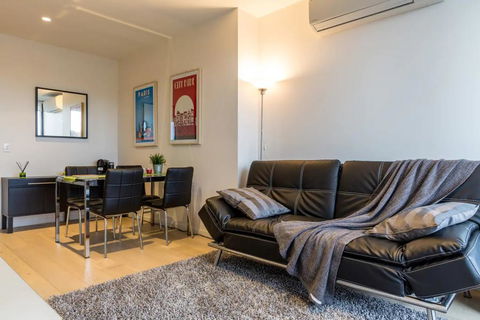 Modern 1 Bedroom Apartment In Tranquil Parklands - Accommodation Guide 1