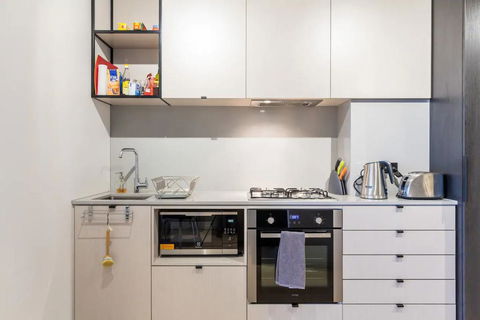 Modern 1 Bedroom Apartment In Tranquil Parklands - Accommodation Guide 2
