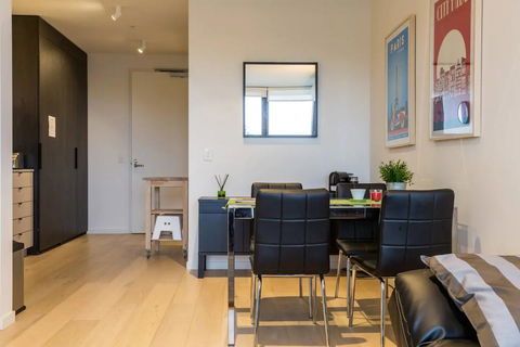 Modern 1 Bedroom Apartment In Tranquil Parklands - Accommodation Guide 3