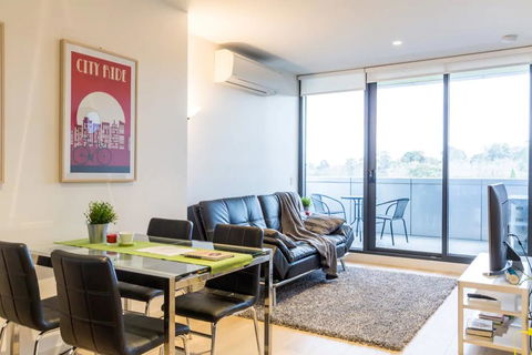 Modern 1 Bedroom Apartment In Tranquil Parklands - Accommodation Guide 0