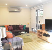 Modern 2 Bedroom Unit Close to CBD - Accommodation Asia