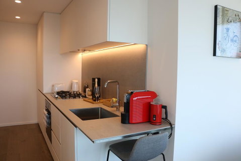 Modern 2BR 2BT Apt With Stunning Ocean Views, Netflix, Gym Pool And Wine - Accommodation Guide 2