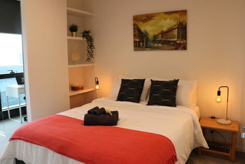Modern 2BR 2BT Apt With Stunning Ocean Views, Netflix, Gym Pool And Wine - Accommodation Guide 3