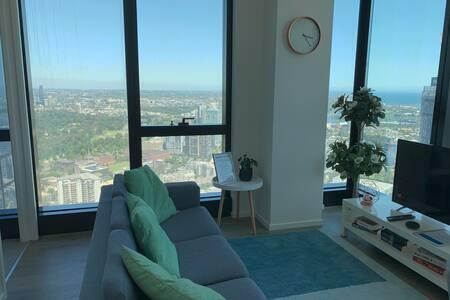Modern 2BR 2BT Apt With Stunning Ocean Views, Netflix, Gym Pool And Wine - Accommodation Guide 1
