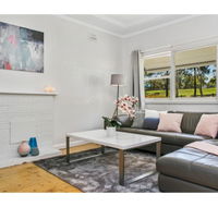 Modern Aus home on the edge of North Ryde Oval - Accommodation Asia