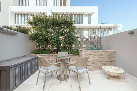 Modern Bronte Apt. W/ Ocean Views, Just Minutes Walk To Beach! - Accommodation Asia 1