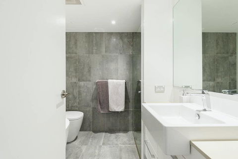 Modern Bronte Apt. W/ Ocean Views, Just Minutes Walk To Beach! - Accommodation Asia 2