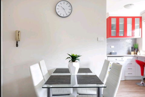 Modern St Kilda East Apartment - Free Parking - Accommodation Guide 1
