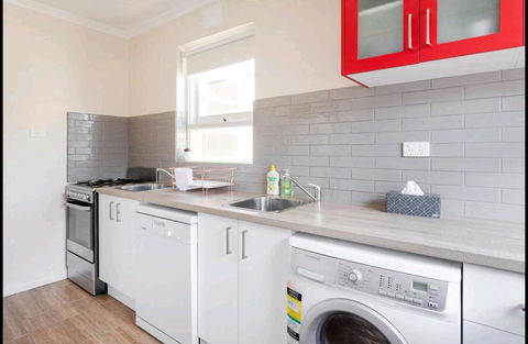 Modern St Kilda East Apartment - Free Parking - Accommodation Guide 2
